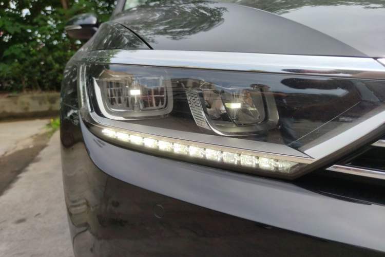 Used Volkswagen Magotan 2018 330TSI DSG Luxury Model Right Front Headlight