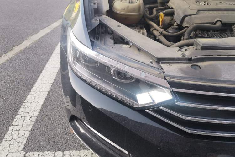 Used Volkswagen Magotan 2018 330TSI DSG Advanced Model Right Front Headlight