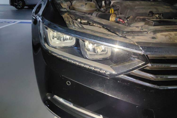 Used Volkswagen Magotan 2018 Facelift 330TSI DSG Luxury Model Right Front Headlight