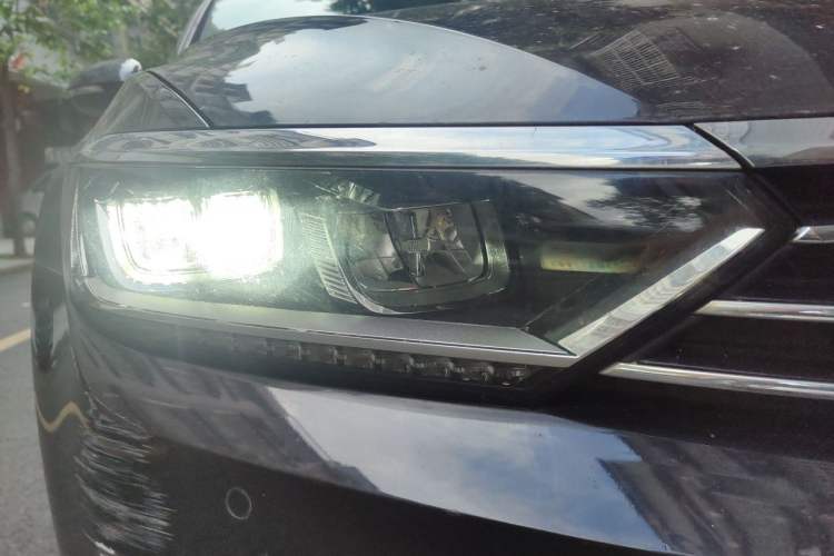 Used Volkswagen Magotan 2018 330TSI DSG Luxury Model Right Front Headlight