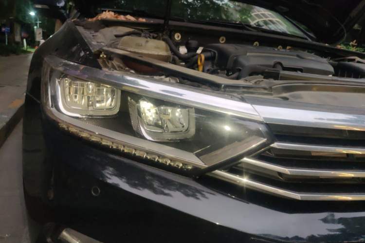 Used Volkswagen Magotan 2018 Facelift 330TSI DSG Luxury Model Right Front Headlight
