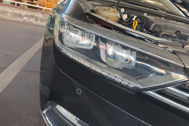 Used Volkswagen Magotan 2018 330TSI DSG Luxury Model Right Front Headlight