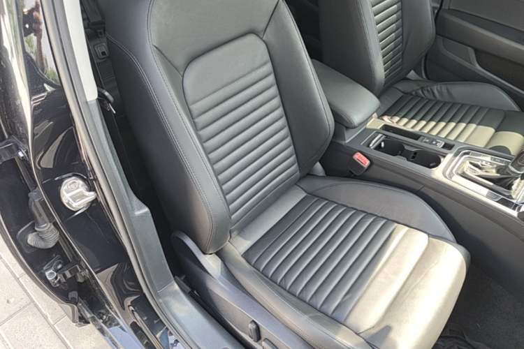 Used Volkswagen Magotan 2018 Facelift 330TSI DSG Luxury Model Right Front Seat