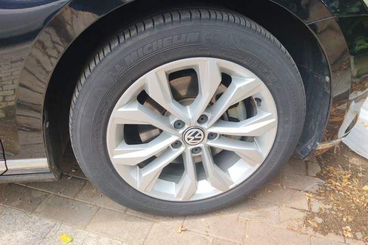 Used Volkswagen Magotan 2018 380TSI DSG Luxury Model Right Front Wheel Hub