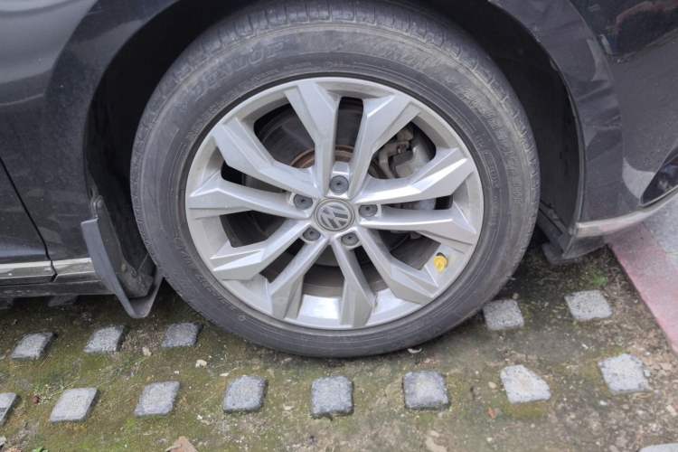 Used Volkswagen Magotan 2018 330TSI DSG Luxury Model Right Front Wheel Hub