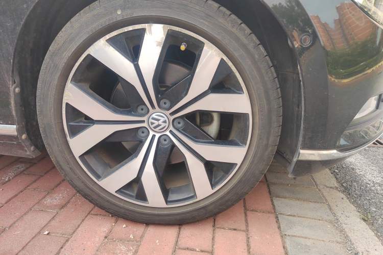 Used Volkswagen Magotan 2018 380TSI DSG Prestige Model Right Front Wheel Hub