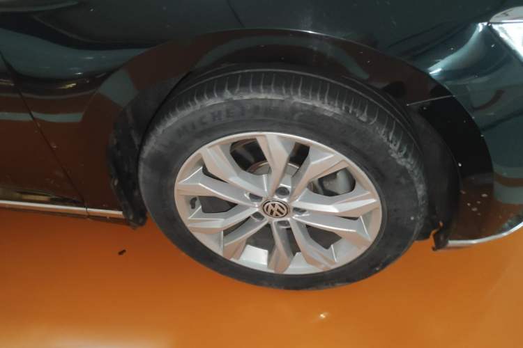Used Volkswagen Magotan 2018 Facelift 330TSI DSG Luxury Model Right Front Wheel Hub
