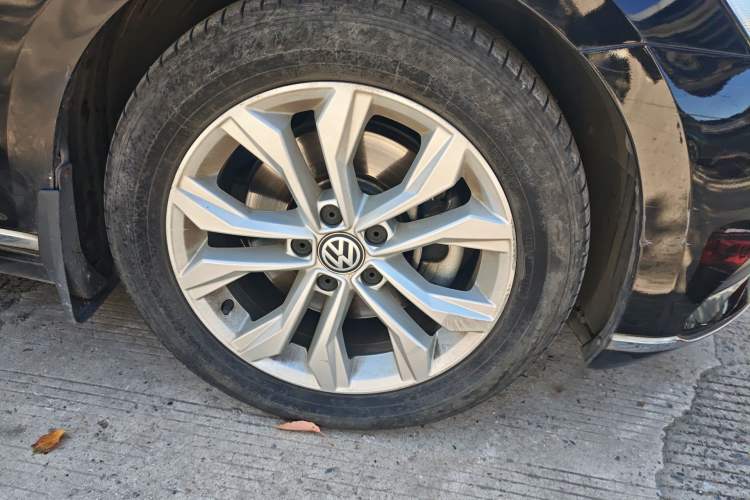 Used Volkswagen Magotan 2018 Facelift 330TSI DSG Luxury Model Right Front Wheel Hub