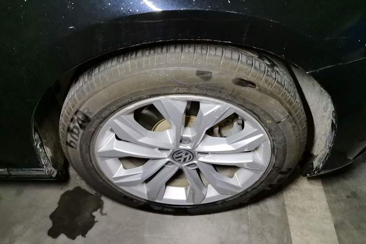 Used Volkswagen Magotan 2018 330TSI DSG Luxury Model Right Front Wheel Hub