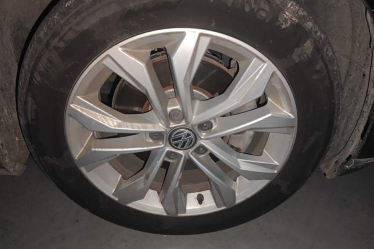 Used Volkswagen Magotan 2018 330TSI DSG Luxury Model Right Front Wheel Hub