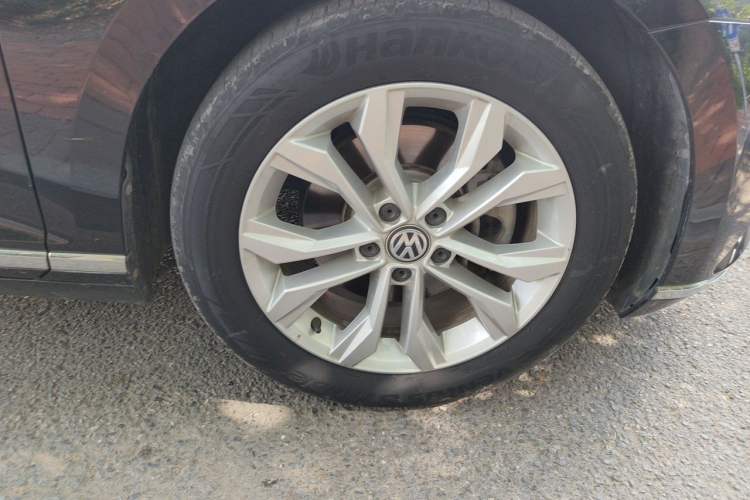 Used Volkswagen Magotan 2018 Facelift 330TSI DSG Luxury Model Right Front Wheel Hub