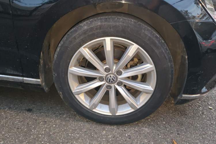 Used Volkswagen Magotan 2018 330TSI DSG Advanced Model Right Front Wheel Hub
