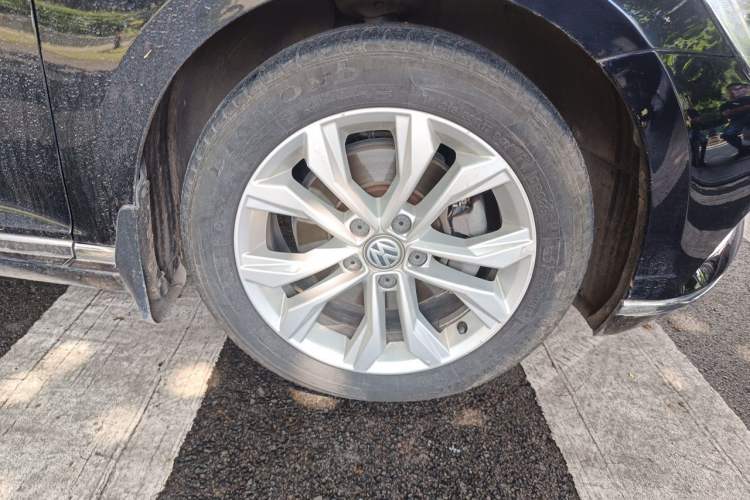 Used Volkswagen Magotan 2018 Facelift 330TSI DSG Luxury Model Right Front Wheel Hub