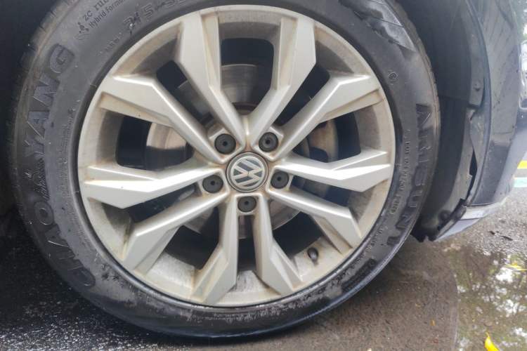 Used Volkswagen Magotan 2018 330TSI DSG Luxury Model Right Front Wheel Hub