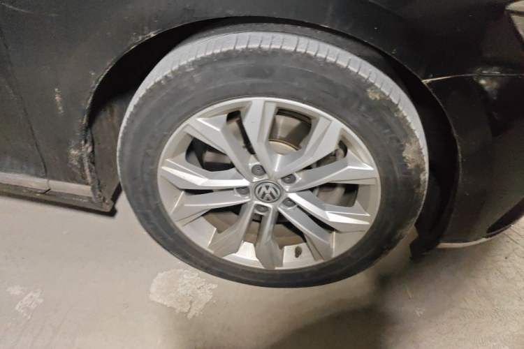 Used Volkswagen Magotan 2018 Facelift 330TSI DSG Luxury Model Right Front Wheel Hub