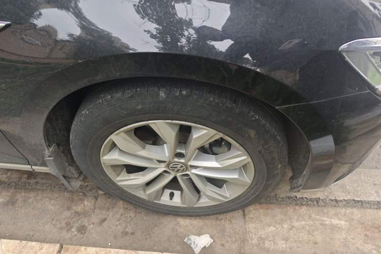 Used Volkswagen Magotan 2018 Facelift 330TSI DSG Luxury Model Right Front Wheel Hub