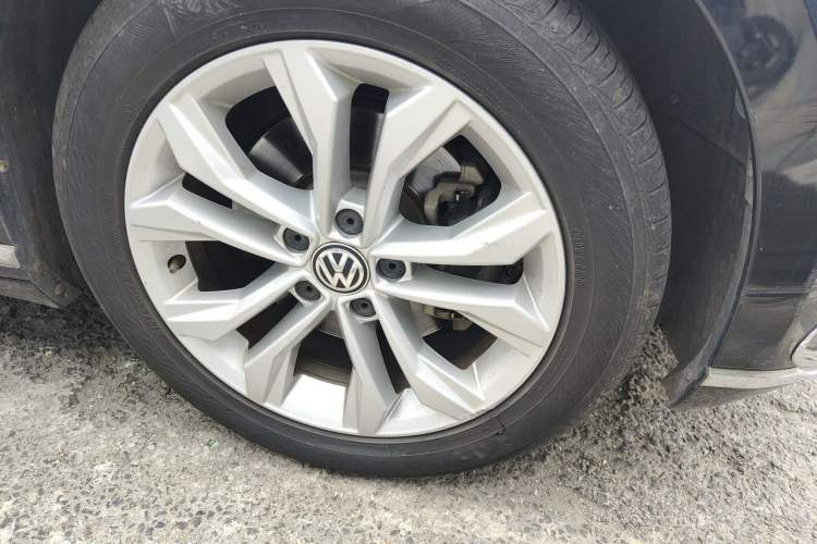 Used Volkswagen Magotan 2018 330TSI DSG Luxury Model Right Front Wheel Hub