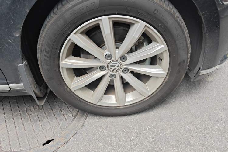 Used Volkswagen Magotan 2018 330TSI DSG Advanced Model Right Front Wheel Hub