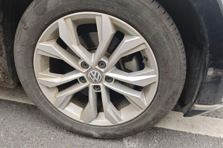 Used Volkswagen Magotan 2018 330TSI DSG Luxury Model Right Front Wheel Hub