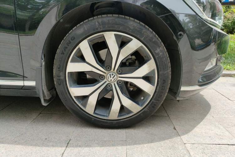 Used Volkswagen Magotan 2018 330TSI DSG Luxury Model Right Front Wheel Hub