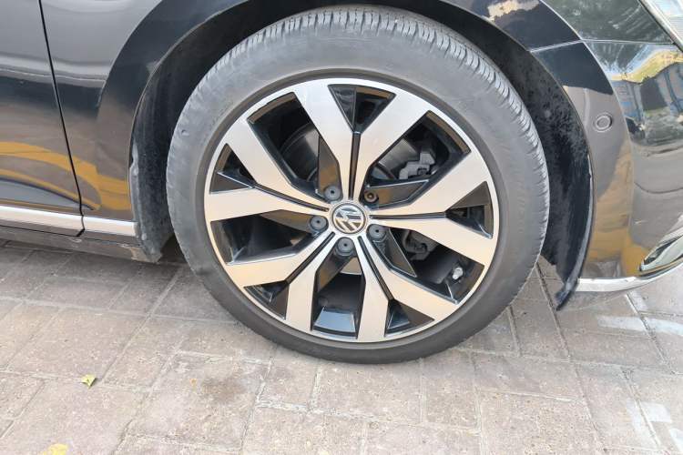 Used Volkswagen Magotan 2018 380TSI DSG Flagship Edition Right Front Wheel Hub