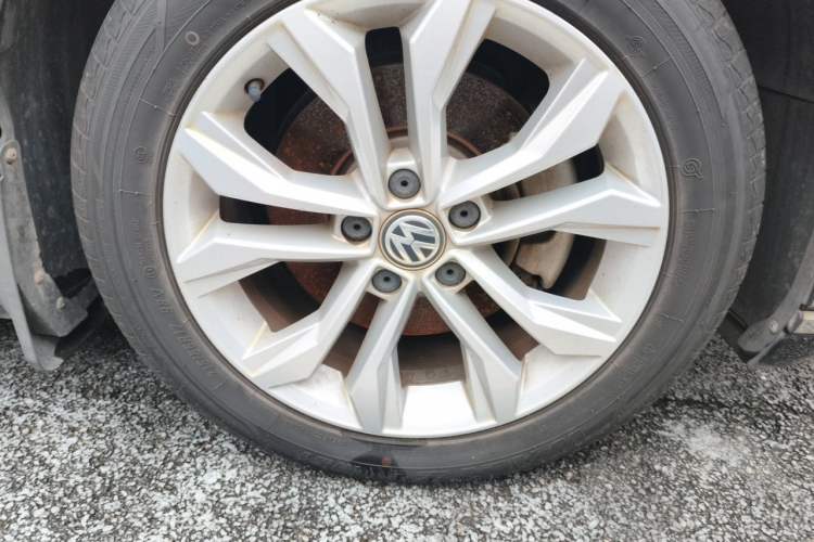 Used Volkswagen Magotan 2018 Facelift 330TSI DSG Luxury Model Right Front Wheel Hub