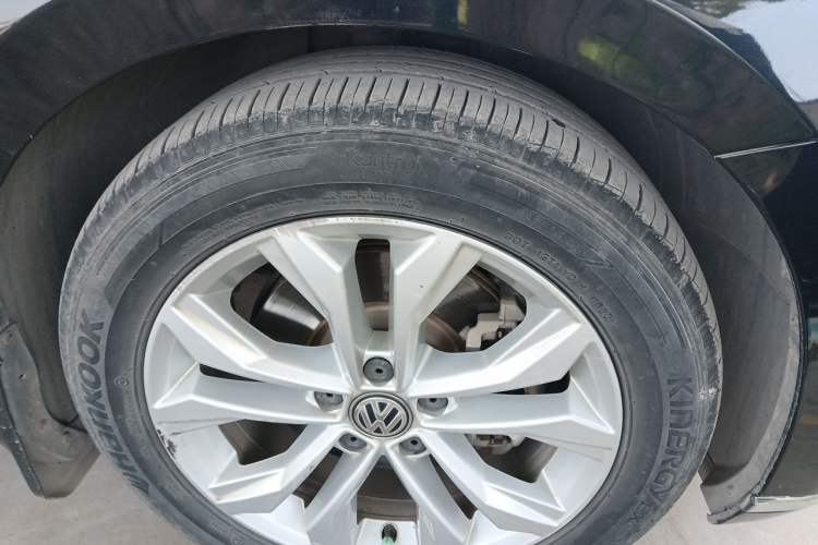 Used Volkswagen Magotan 2018 Facelift 330TSI DSG Luxury Model Right Front Wheel Hub