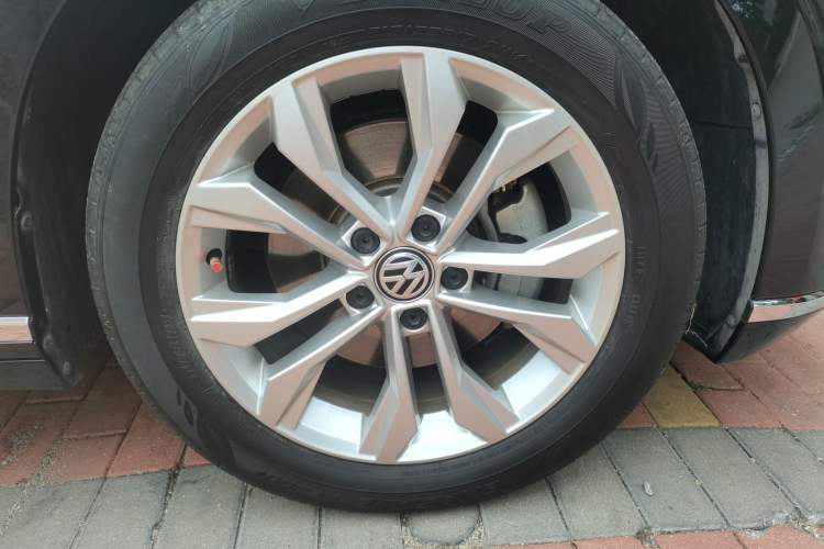 Used Volkswagen Magotan 2018 Facelift 330TSI DSG Luxury Model Right Front Wheel Hub