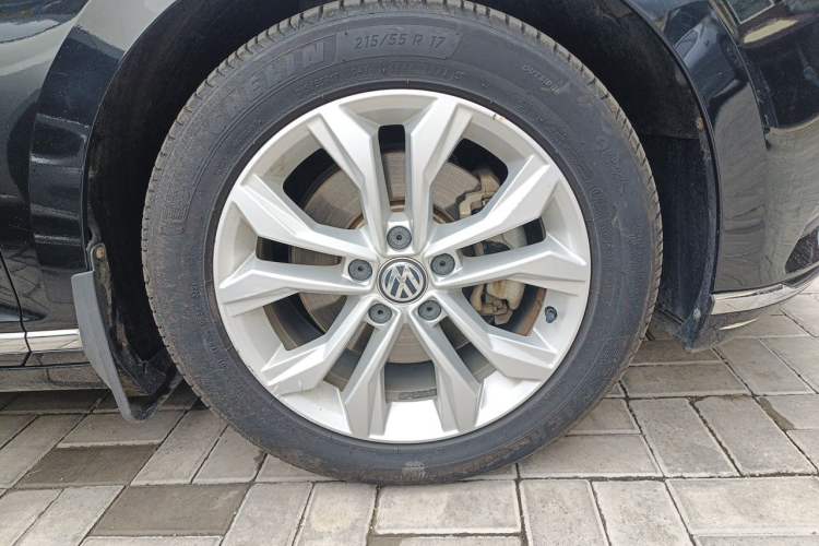 Used Volkswagen Magotan 2018 330TSI DSG Luxury Model Right Front Wheel Hub