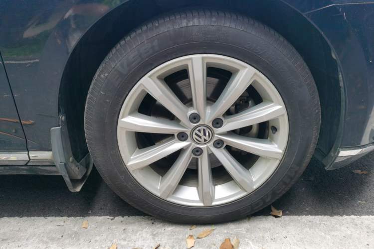 Used Volkswagen Magotan 2018 330TSI DSG Advanced Model Right Front Wheel Hub