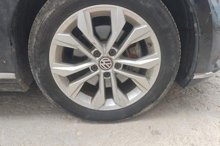 Used Volkswagen Magotan 2018 Facelift 330TSI DSG Luxury Model Right Front Wheel Hub