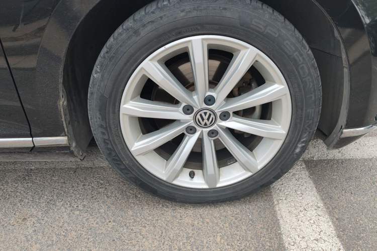 Used Volkswagen Magotan 2018 330TSI DSG Advanced Model Right Front Wheel Hub