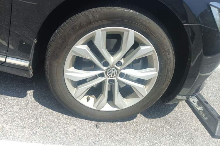 Used Volkswagen Magotan 2018 Facelift 330TSI DSG Luxury Model Right Front Wheel Hub