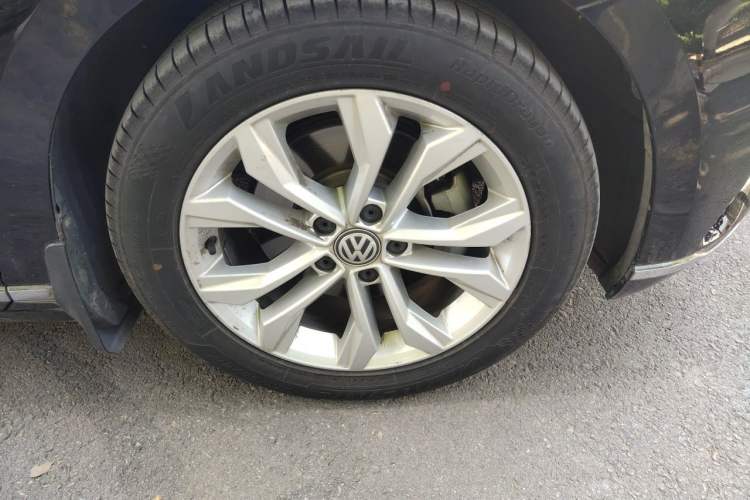 Used Volkswagen Magotan 2018 Facelift 330TSI DSG Luxury Model Right Front Wheel Hub