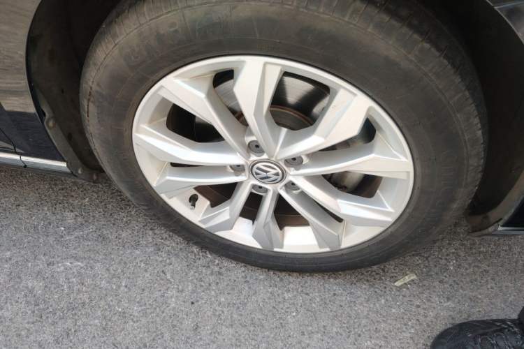 Used Volkswagen Magotan 2018 Facelift 330TSI DSG Luxury Model Right Front Wheel Hub