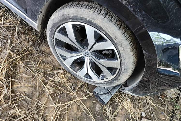 Used Volkswagen Magotan 2018 330TSI DSG Luxury Model Right Front Wheel Hub