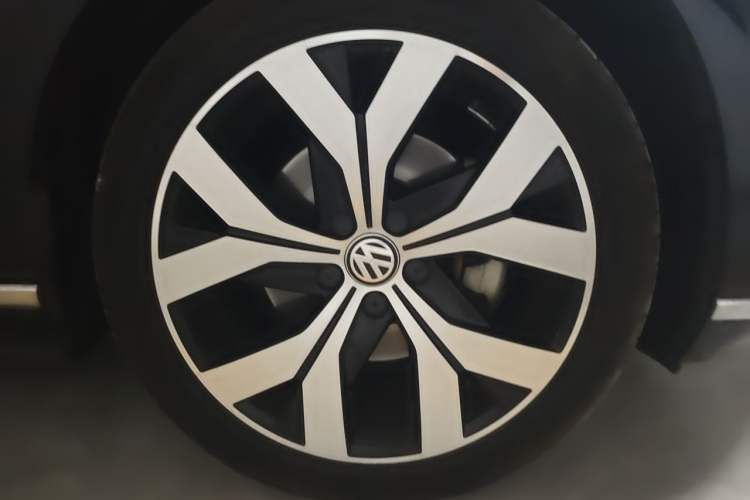 Used Volkswagen Magotan 2018 Facelift 330TSI DSG Luxury Model Right Front Wheel Hub