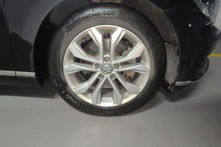 Used Volkswagen Magotan 2018 330TSI DSG Luxury Model Right Front Wheel Hub