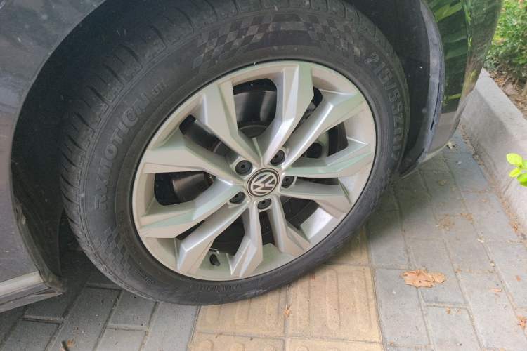 Used Volkswagen Magotan 2018 Facelift 330TSI DSG Luxury Model Right Front Wheel Hub