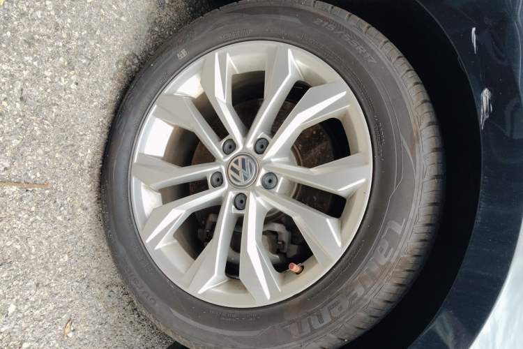 Used Volkswagen Magotan 2018 Facelift 330TSI DSG Luxury Model Right Front Wheel Hub