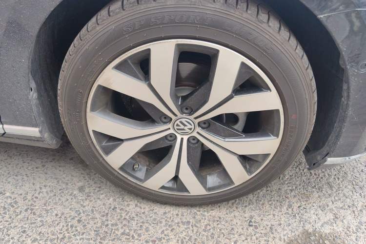 Used Volkswagen Magotan 2018 330TSI DSG Luxury Model Right Front Wheel Hub
