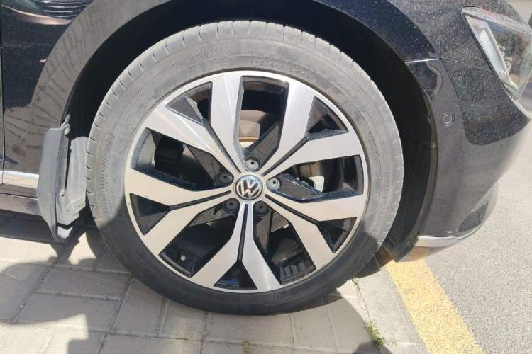 Used Volkswagen Magotan 2018 330TSI DSG Luxury Model Right Front Wheel Hub