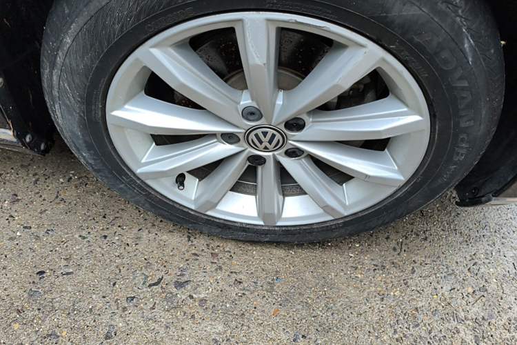 Used Volkswagen Magotan 2018 330TSI DSG Advanced Model Right Front Wheel Hub