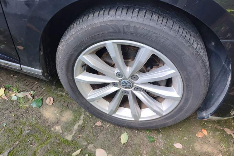 Used Volkswagen Magotan 2018 330TSI DSG Advanced Model Right Front Wheel Hub