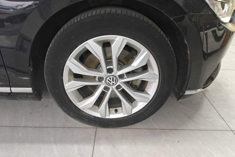Used Volkswagen Magotan 2018 Facelift 330TSI DSG Luxury Model Right Front Wheel Hub