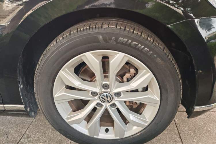 Used Volkswagen Magotan 2018 Facelift 330TSI DSG Luxury Model Right Front Wheel Hub
