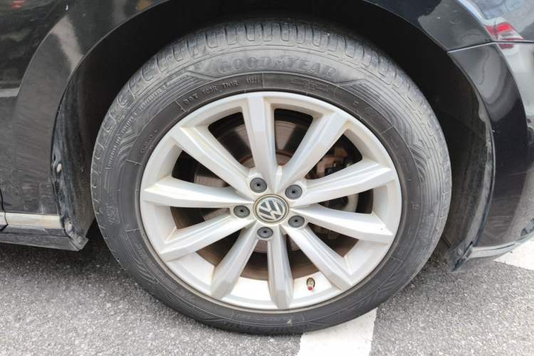 Used Volkswagen Magotan 2018 330TSI DSG Advanced Model Right Front Wheel Hub
