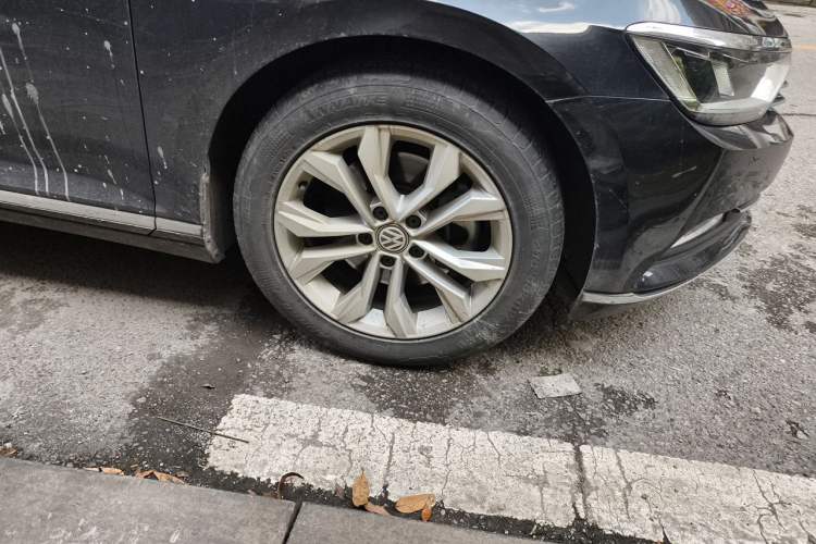 Used Volkswagen Magotan 2018 Facelift 330TSI DSG Luxury Model Right Front Wheel Hub