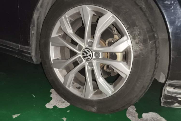 Used Volkswagen Magotan 2018 330TSI DSG Luxury Model Right Front Wheel Hub
