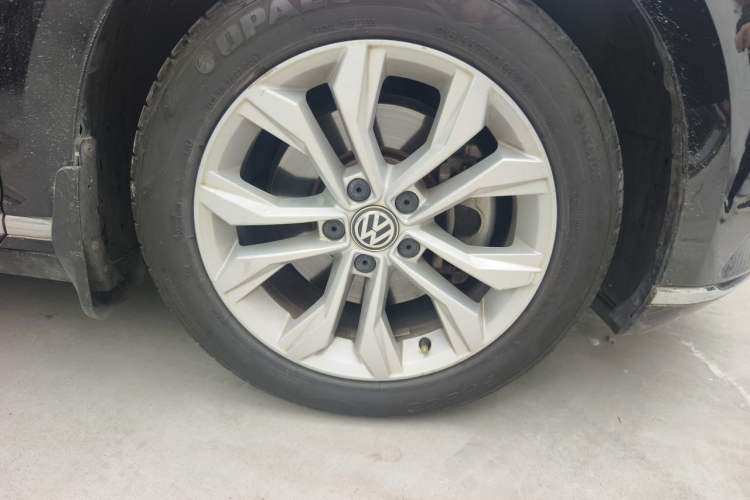 Used Volkswagen Magotan 2018 330TSI DSG Luxury Model Right Front Wheel Hub